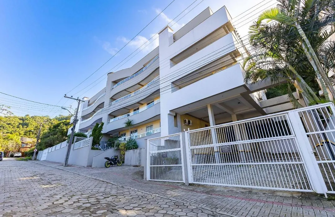 Cobertura Espaçosa e Confortável no Centro de Bombinhas-1